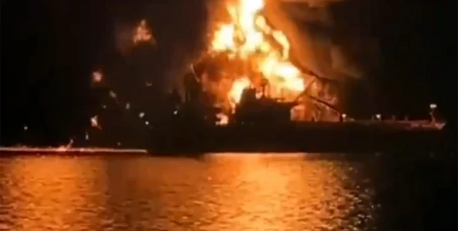 Εκρήξεις σε τάνκερ στον Περσικό, ελληνόκτητο το ένα πλοίο που χτυπήθηκε