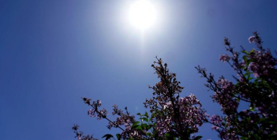 Καιρός: Ανοιξιάτικη «ανάσα» σήμερα – Έρχονται βροχές και αισθητή πτώση θερμοκρασίας από την Πέμπτη