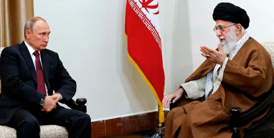 Ανάλυση Politico: Γιατί η εξόντωση του Χαμενεΐ χτύπησε τον Πούτιν «εκεί που πονάει»