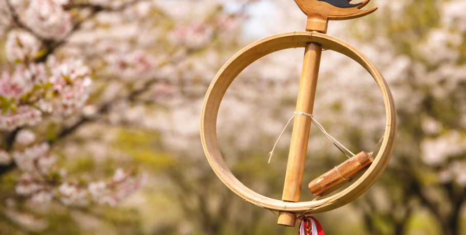 Ήρθε, ήρθε Χελιδόνα! και το βραχιολάκι του Μαρτίου: Το παλιό ελληνικό έθιμο που αντέχει στον χρόνο