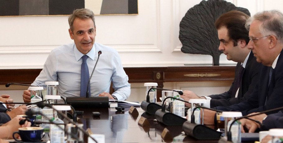 Έτοιμη για παρεμβάσεις η κυβέρνηση αν συνεχιστεί ο πόλεμος -Fuel pass, energy pass και επιταγή ακρίβειας, τι εξετάζουν