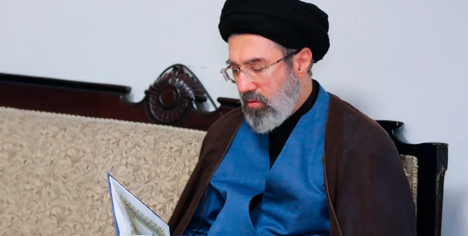 Το μήνυμα που στέλνει το Ιράν με τον Μοτζτάμπα Χαμενεΐ: «Η δύναμη πίσω από τα ράσα», ενισχύεται η κυριαρχία των σκληροπυρηνικών