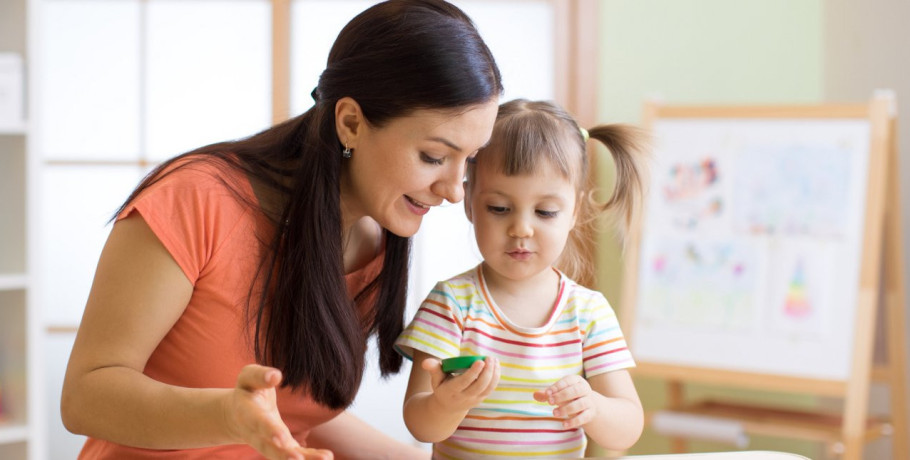 «Νταντάδες της Γειτονιάς»: Επίδομα έως 500 ευρώ τον μήνα για τη φροντίδα παιδιών -Η Έλενα Ράπτη εξηγεί πώς θα λειτουργεί