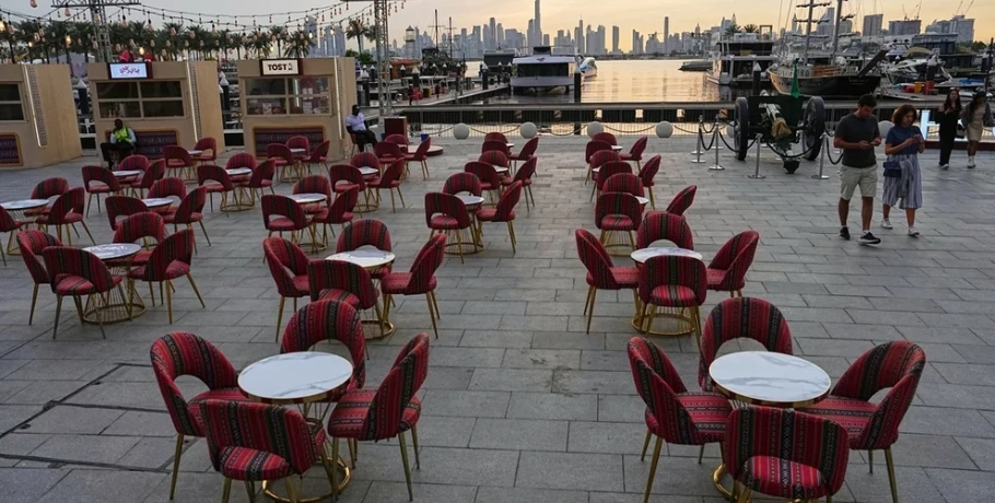 Άδειασε το Ντουμπάι λόγω του πολέμου στο Ιράν: Εικόνες χωρίς τουρίστες, με άδειες αγορές, καφέ και παραλίες