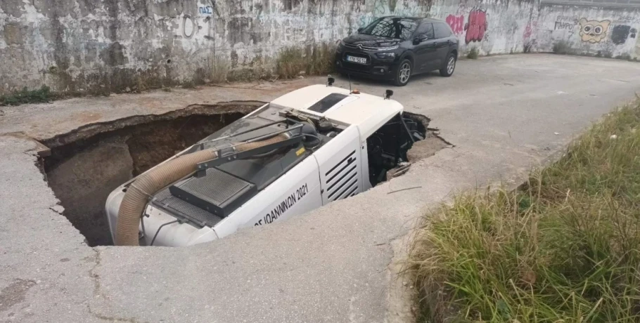 Ιωάννινα: Μεγάλη καθίζηση «κατάπιε» όχημα καθαριότητας του δήμου