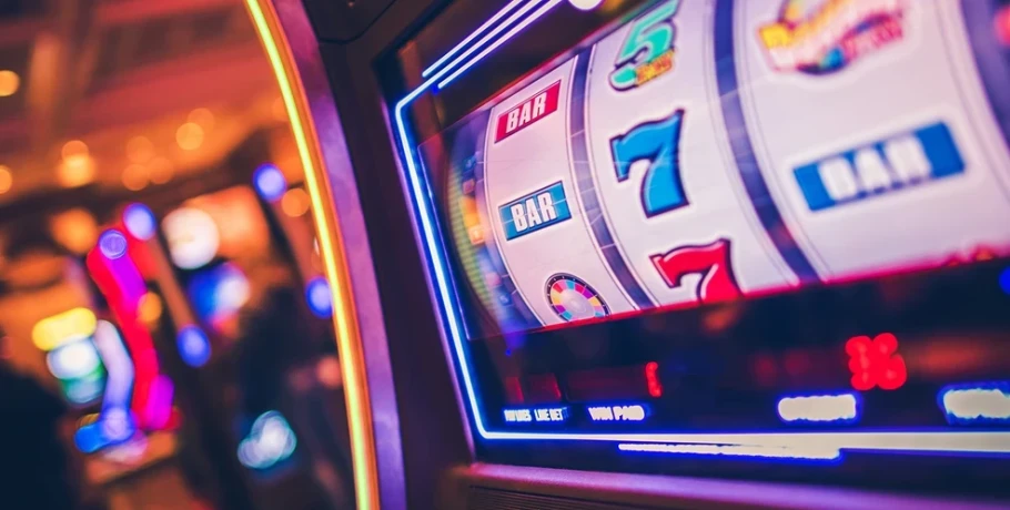 Μεγάλη αστυνομική επιχείρηση σε Αττική, Θεσσαλονίκη, Πάτρα και Αγρίνιο για κύκλωμα παράνομης διεξαγωγής τυχερών παιγνίων