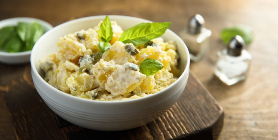 Συνταγή για νηστίσιμη πατατοσαλάτα -Βελούδινη και χορταστική, χωρίς αυγά και μαγιονέζα