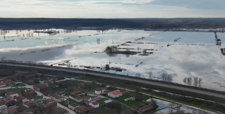 Σε κόκκινο συναγερμό ο Έβρος: Ολονύχτια μάχη και ώρες αγωνίας – Έπεσαν πάνω από 1.600 κυβικά νερού το δευτερόλεπτο