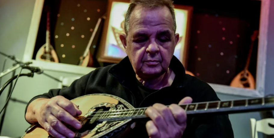 Διαψεύδει την ανακοίνωση του ΠΑΣΟΚ ο συνθέτης Βαγγέλης Κορακάκης: «Είμαι από την Καισαριανή και είμαι ΚΚΕ»