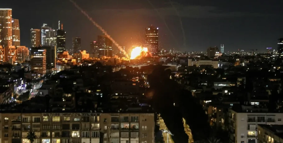 13η μέρα πολέμου στη Μέση Ανατολή: Απειλές Ιράν για «μακρύ πόλεμο φθοράς» - Αντιφατικές δηλώσεις Τραμπ κι επιθέσεις σε πλοία