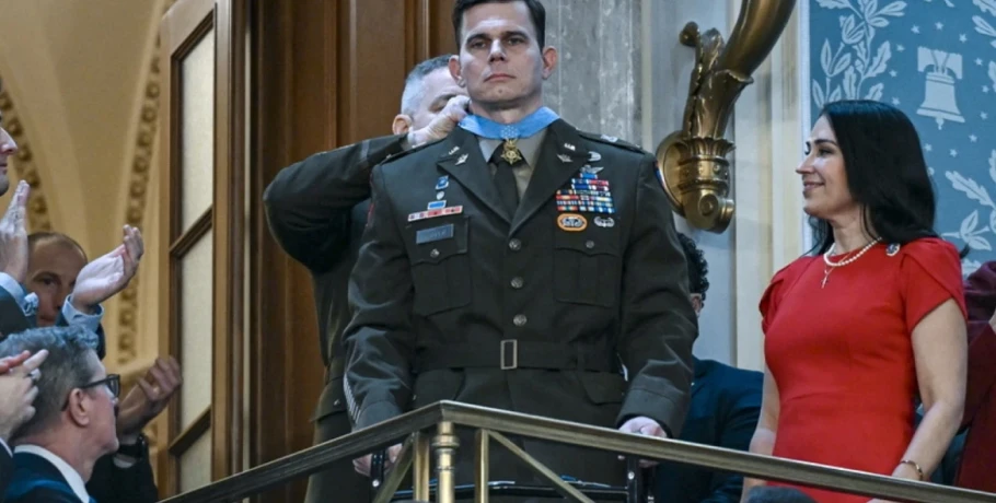 Ο Τραμπ τίμησε πιλότο που τραυματίστηκε στην επιχείρηση κατά Μαδούρο: «Δέχτηκε τέσσερις πυροβολισμούς που διέλυσαν το πόδι του»