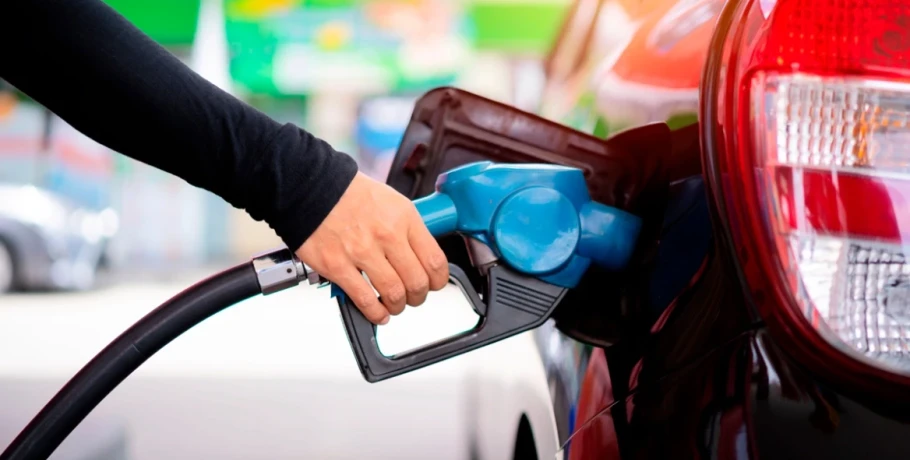 Στο τραπέζι μέτρα στήριξης και fuel pass αν το πετρέλαιο «εγκατασταθεί» στα 100 δολάρια το βαρέλι