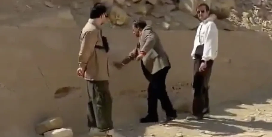 Αίγυπτος: Οργή για ξεναγό που βανδάλισε πυραμίδα 4.000 ετών, δείτε βίντεο