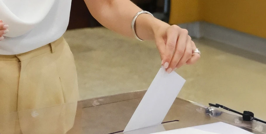 Εκτίναξη 2,5 μονάδων για ΝΔ, το 85,4% ανησυχεί από τη σύρραξη στο Ιράν και το 56,6% «βλέπει» τρίτη θητεία Μητσοτάκη