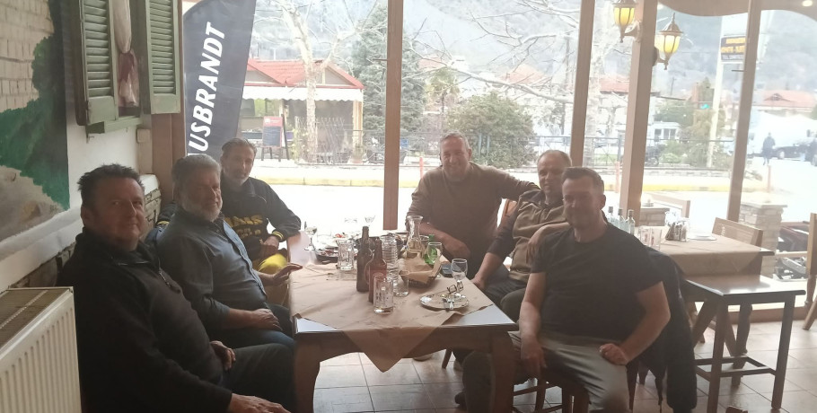 «Γεύμα με νόημα στο Λουτράκι: Μπάτσης – Πασόης και τα σενάρια για την επόμενη μέρα στον Δήμο Αλμωπίας»