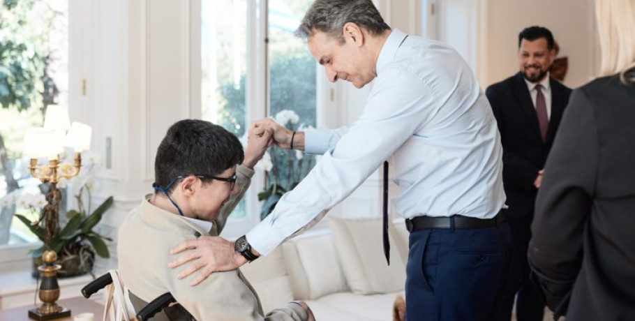 Μητσοτάκης: Προτεραιότητα στα Ειδικά Σχολεία - Συναντήθηκε με μαθητή από την Ηλιούπολη που του είχε στείλει επιστολή