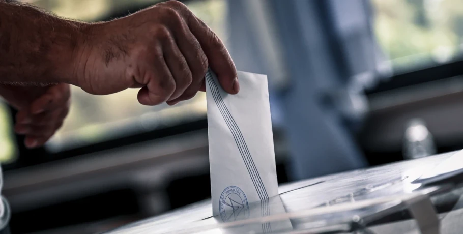 Δημοσκόπηση MRB: Το ΠΑΣΟΚ αιμορραγεί προς ΝΔ, από πού αντλεί ψήφους η Καρυστιανού, τι λένε οι πολίτες για κόμμα Τσίπρα, αυτοδυναμία ΝΔ