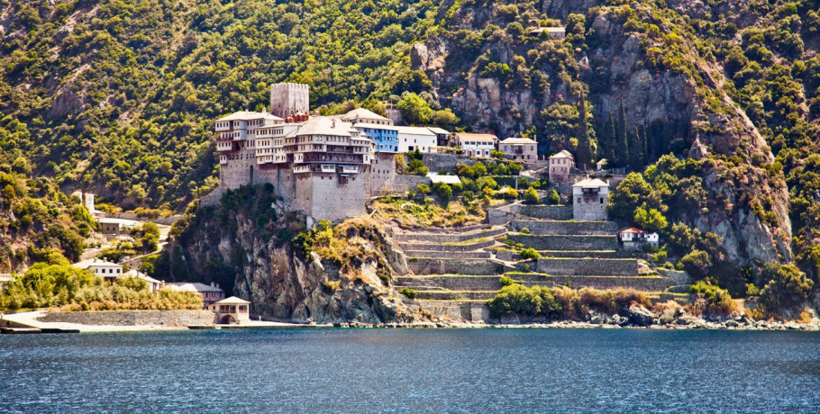 Άγιο Όρος: Μίνι λεωφορείο έπεσε στη θάλασσα στο λιμάνι της Δάφνης