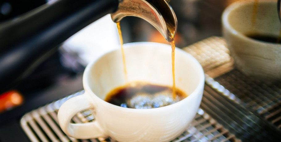 Καφές: Πόσο κοστίζει στο χέρι και πόσο στην καφετέρια -Γιατί αυξάνονται οι τιμές