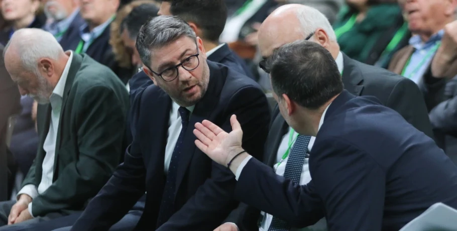 Με δύο υποχωρήσεις Ανδρουλάκη συνεχίστηκε η επιχείρηση ενότητας στο συνέδριο του ΠΑΣΟΚ, ποιες αλλαγές πέρασαν στο καταστατικό