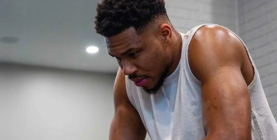 Μήνυμα Αντετοκούνμπο με πολλούς αποδέκτες: Το να προσεύχεστε για την πτώση μου δεν σας κάνει θρήσκους