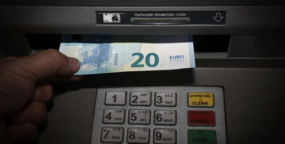 Θεσσαλονίκη: Αετονύχης στηνόταν στα ΑΤΜ και ξάφριζε λογαριασμούς ανυποψίαστων πολιτών με τη μέθοδο της απασχόλησης – 10.000 ευρώ η λεία του