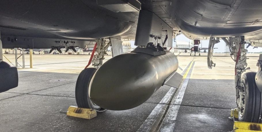 Οι Αμερικανοί χτύπησαν με διατρητικές βόμβες 2,5 τόνων ιρανικές βάσεις στα Στενά του Ορμούζ: Τι είναι η βόμβα GBU-72 Advanced 5K Penetrator