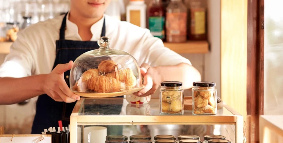 Με αυξήσεις 12% στους μισθούς η νέα κλαδική σύμβαση για 500.000 εργαζομένους σε εστιατόρια, μπαρ, καφετέριες, δείτε παραδείγματα