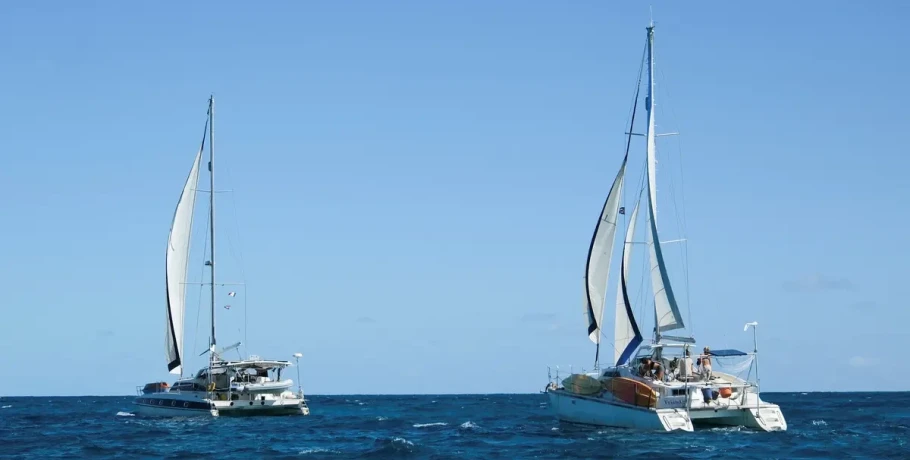 Χάθηκαν τα ίχνη δύο ιστιοφόρων που μετέφεραν ανθρωπιστική βοήθεια στην Κούβα