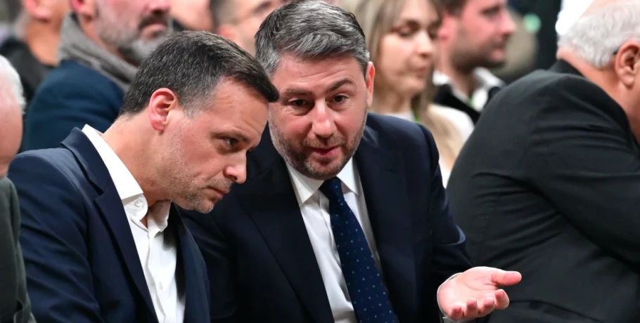 Πέφτει ο πυρετός στο ΠΑΣΟΚ , δίπλα - δίπλα κάθισαν για πολλή ώρα στο συνέδριο Ανδρουλάκης - Δούκας