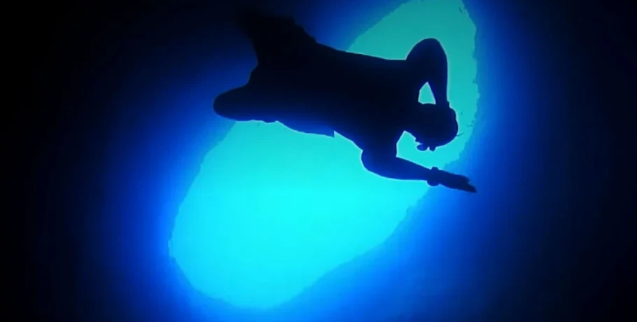 «Το ρεύμα τον ρούφηξε μέσα στην τρύπα, πάλευε 40 λεπτά να σωθεί» λέει ο φίλος του 34χρονου που βούτηξαν μαζί στο Πηγάδι του Διαβόλου