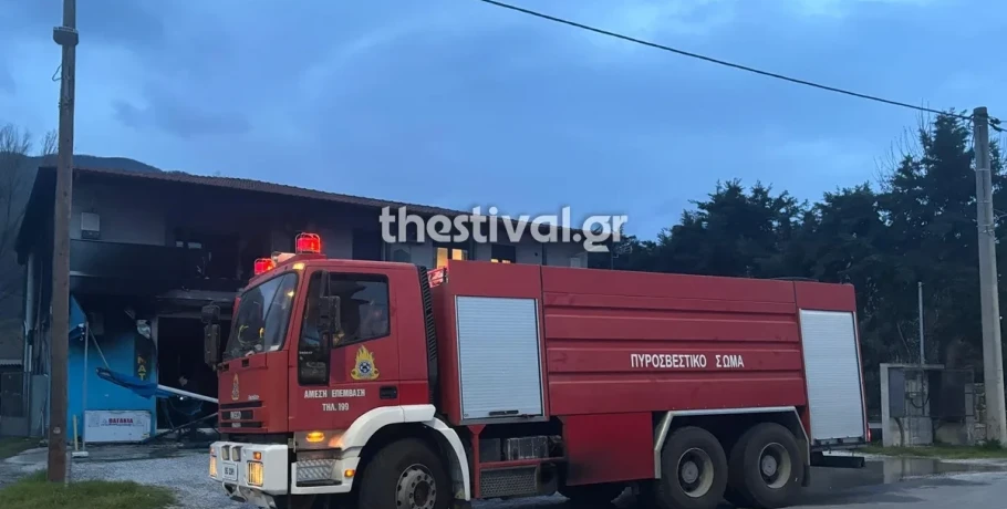 Θεσσαλονίκη: Από έκρηξη προκλήθηκε η φωτιά σε κατάστημα στον Σταυρό – “Έμοιαζαν με βόμβες μολότοφ”
