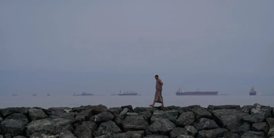 Δεξαμενόπλοιο του Κουβέιτ γεμάτο πετρέλαιο χτυπήθηκε ανοιχτά του Ντουμπάι, μία μέρα μετά τις απειλές Τραμπ κατά του Ιράν