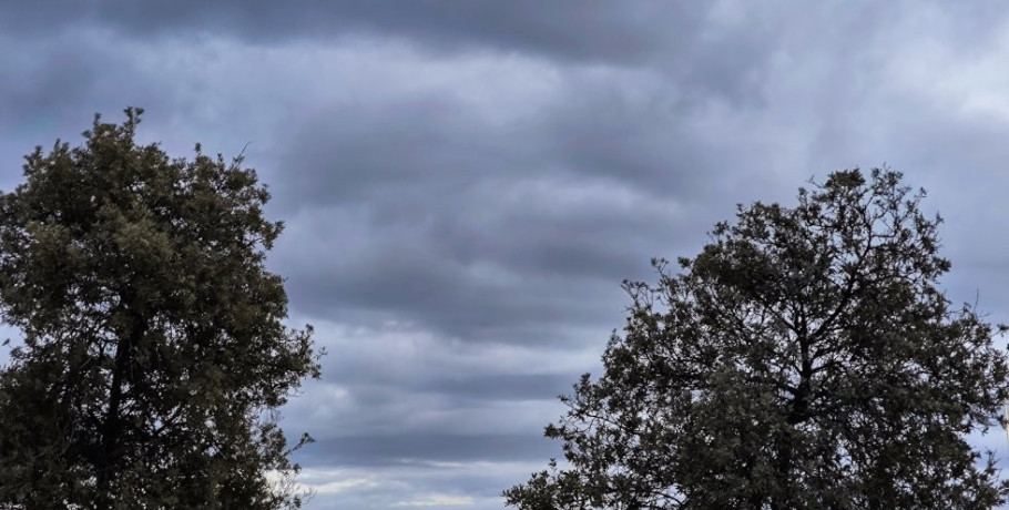 Ο καιρός την Παρασκευή (3/4): Νεφώσεις με τοπικές βροχές μετά το μεσημέρι