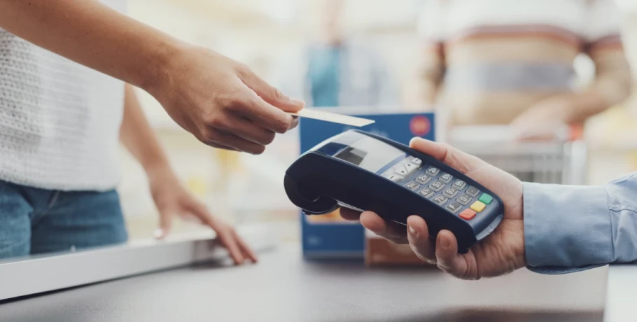 Νέος νόμος Θεοδωρικάκου: Πλαφόν στις χρεώσεις των τραπεζών σε κάρτες και καταναλωτικά