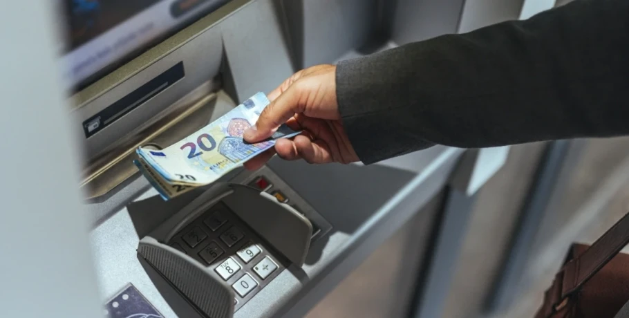 Νέος κατώτατος μισθός: Tα καθαρά ποσά, τα δώρα και οι τριετίες για τον άγαμο και τον έγγαμο μισθωτό, δείτε πίνακες