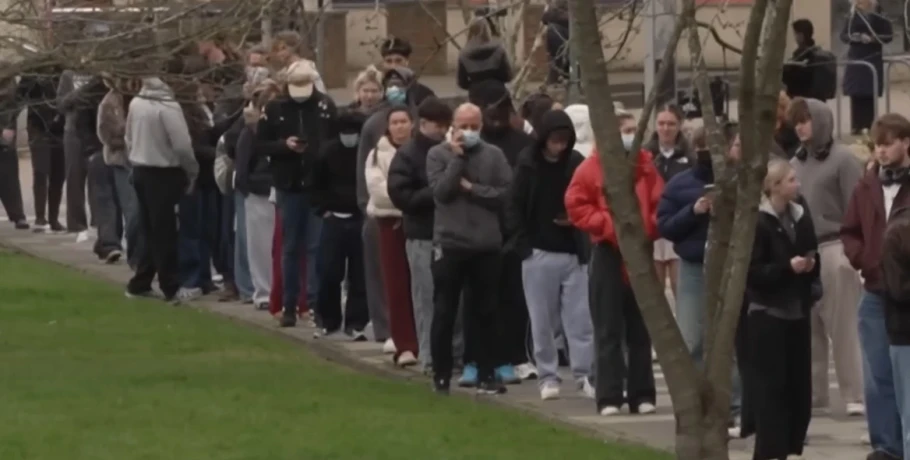 Ένα πάρτι προκάλεσε επιδημία μηνιγγίτιδας στη Βρετανία - Μαζική χορήγηση αντιβιοτικών σε νέους