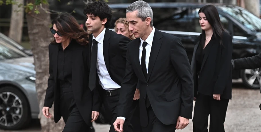 Μαρινέλλα: Σήμερα το τελευταίο αντίο - Με χειροκροτήματα έφτασε η σορός, συγκινημένοι οι συγγενείς της, δείτε βίντεο και φωτογραφίες