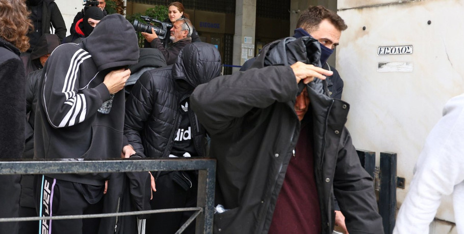 Στην Ευελπίδων οι 22 συλληφθέντες για το κύκλωμα με τις εικονικές εταιρείες