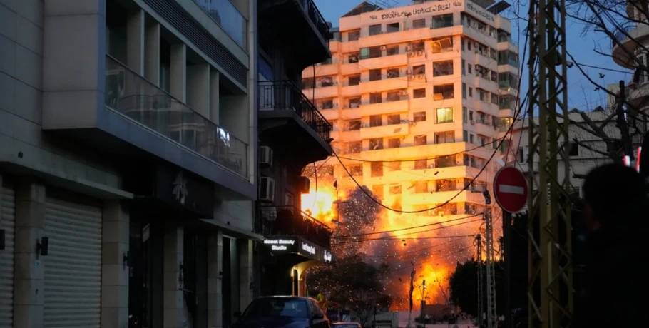 Βηρυτός: Ισραηλινός βομβαρδισμός κατεδαφίζει κτήριο 22 ορόφων