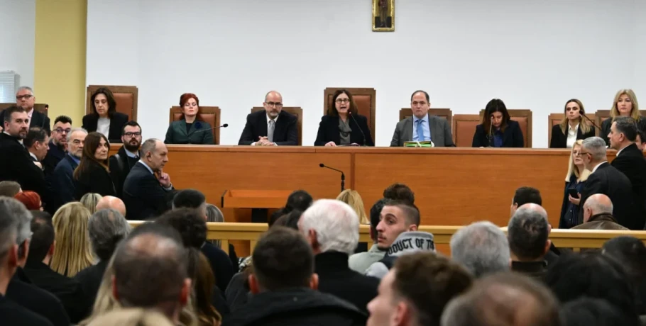 Χάος για την αίθουσα στη δίκη για τα Τέμπη, «εκτός» πολλοί συγγενείς και δικηγόροι, τα επόμενα βήματα της ακροαματικής διαδικασίας