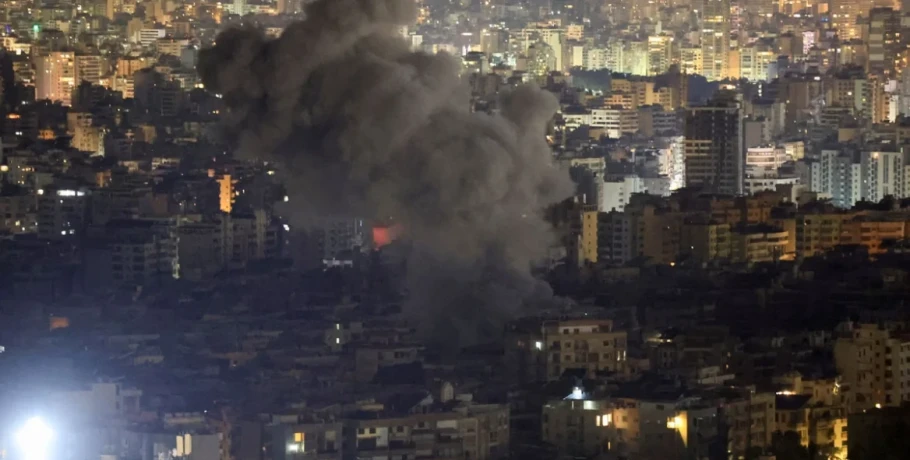 Ο Τραμπ «παγώνει» τα πλήγματα σε υποδομές-κλειδιά του Ιράν και μιλά για επαφές, fake news λέει η Τεχεράνη και σφυροκοπά το Ισραήλ