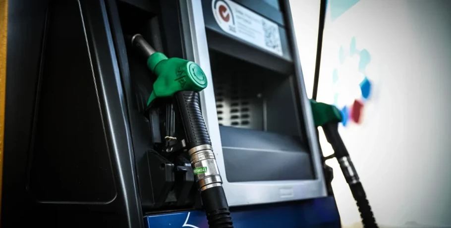 Fuel Pass και επιδοτήσεις: Πώς μοιράζονται σε οικογένειες με 2 αυτοκίνητα, ποιοι κερδίζουν από το νέο πακέτο