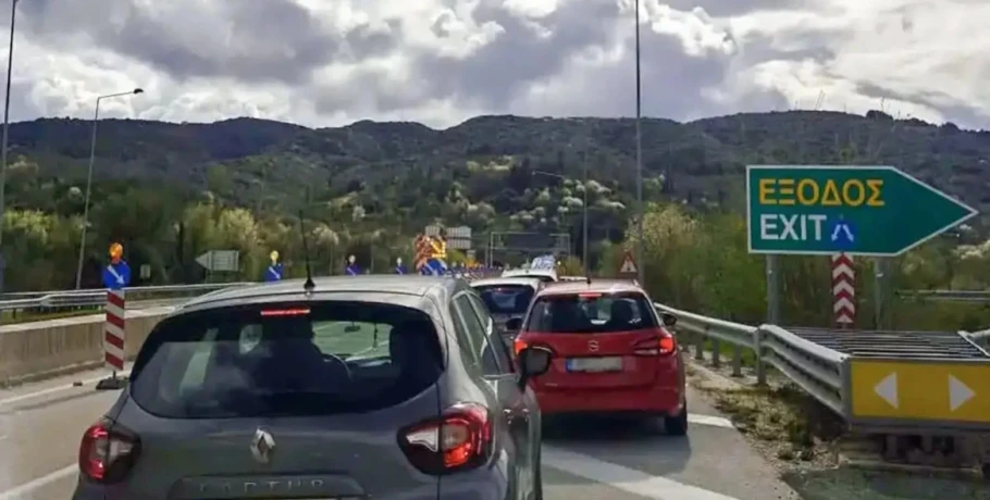 Έσπευσε να βοηθήσει σε θανατηφόρο τροχαίο και παρασύρθηκε κι αυτός: Τραγικό διπλό δυστύχημα στην Εγνατία με δύο νεκρούς