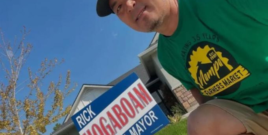 Σοκ στις ΗΠΑ: Δήμαρχος κατέρρευσε και πέθανε κατά τη διάρκεια ομιλίας λίγο μετά την εκλογή του