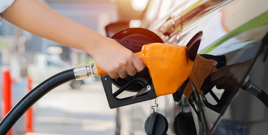 Fuel Pass: Τα πέντε βήματα για να πάρουν την ενίσχυση οι δικαιούχοι, τα εισοδηματικά κριτήρια και η επιδότηση ανά περιοχή