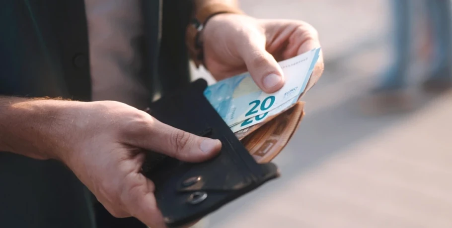 Επίδομα ανεργίας: Πώς αλλάζει ο τρόπος υπολογισμού του, η σύνδεση με τον μισθό και τα ένσημα