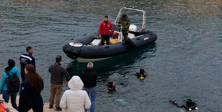 Θρίλερ στα Λιμανάκια Βουλιαγμένης: Ψάχνουν 34χρονο δύτη που χάθηκε σε θαλάσσιο πηγάδι βάθους 28 μέτρων, η ιστορία για το «Πηγάδι του Διαβόλου»