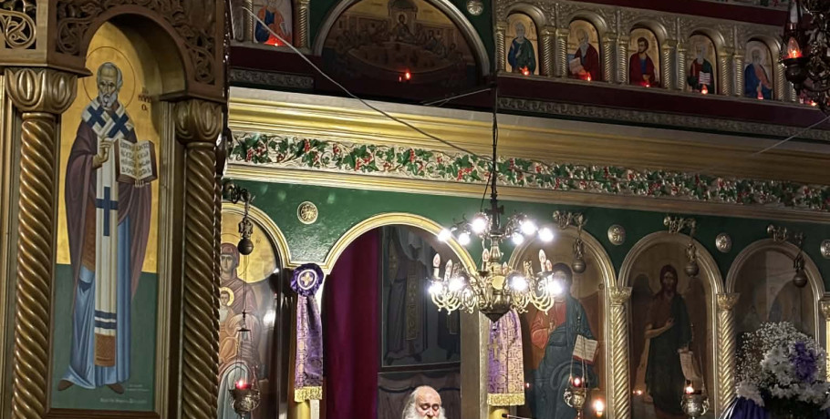 Με κατάνυξη η Ακολουθία του Νιπτήρος στην Κρύα Βρύση – Παρών ο Διονύσης Σταμενίτης, πλήθος πιστών στον Ιερό Ναό Γεννήσεως