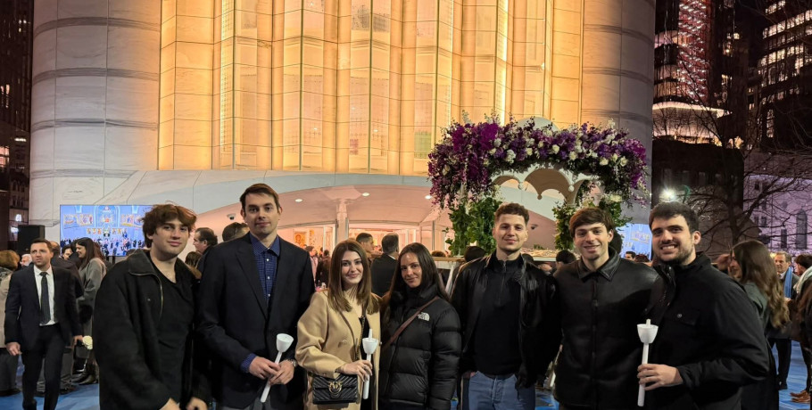 Κατανυκτική ατμόσφαιρα στη Νέα Υόρκη – Ο Επιτάφιος από τον Αρχιεπίσκοπο Ελπιδοφόρο και η παρουσία του Κώστα Σαμαρά